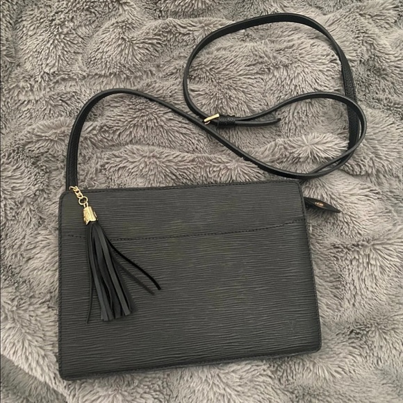 Auth louis vuitton crossbody ❌SOLD❌ - Picture 1 of 11